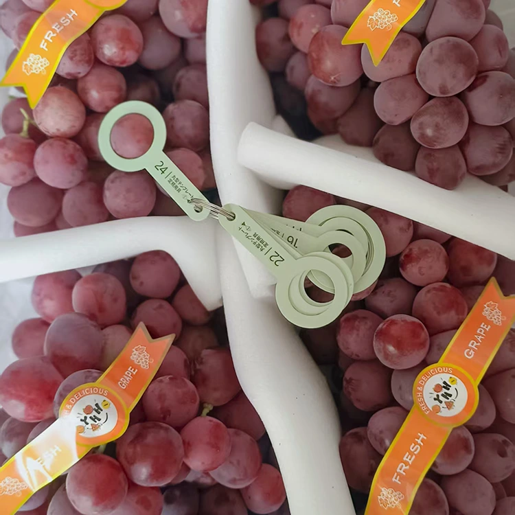 Raïm de globus vermell fresc de granja seleccionat